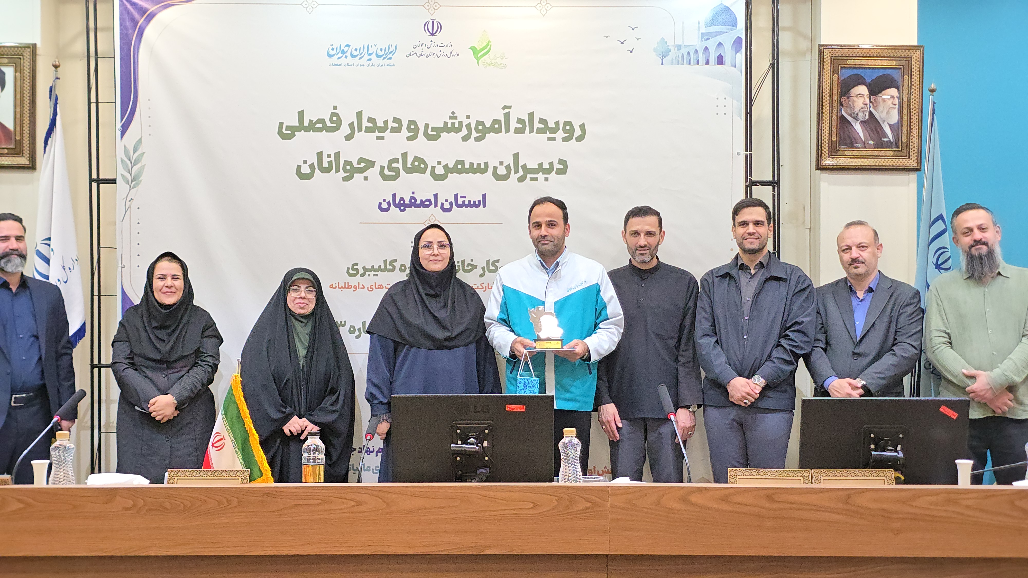 تقدیر از دبیر موسسه خودباوران کوثر توسط مدیرکل مشارکت‌های اجتماعی و فعالیت‌های داوطلبانه جوانان وزارت ورزش و جوانان